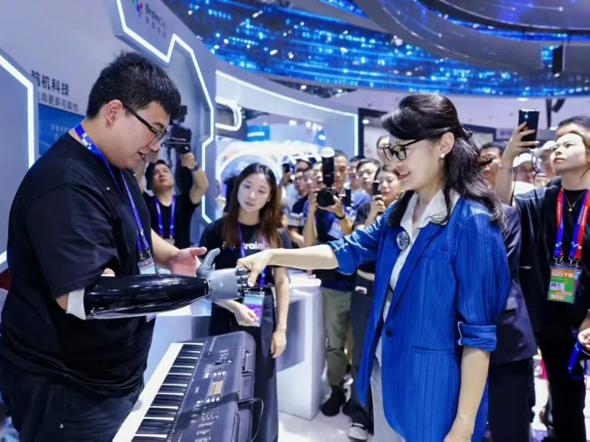 腦機科技產品展區